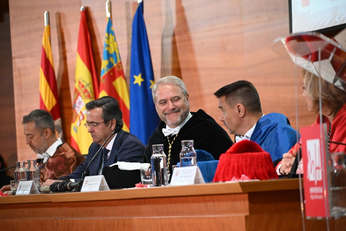 El rector Juanjo Ruiz con el resto de representantes académicos de la UMH durante el acto