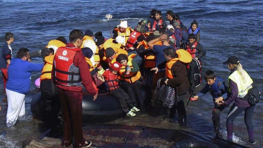 Un grupo de refugiados llega a Lesbos en un bote neumático. // Efe