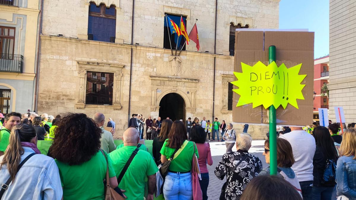 Concentración a las puertas del Ayuntamiento de Alzira esta mañana.