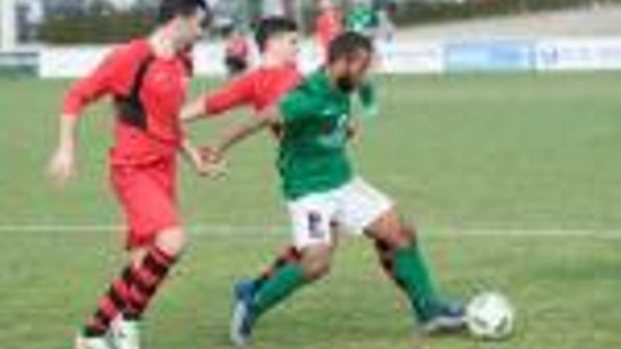 Ismael, autor del gol jonquerenc, en una acció del partit.