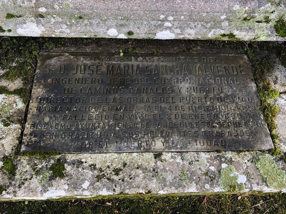 Estado actual de la lápida de José María de Sancha en el Cementerio de Vigo.