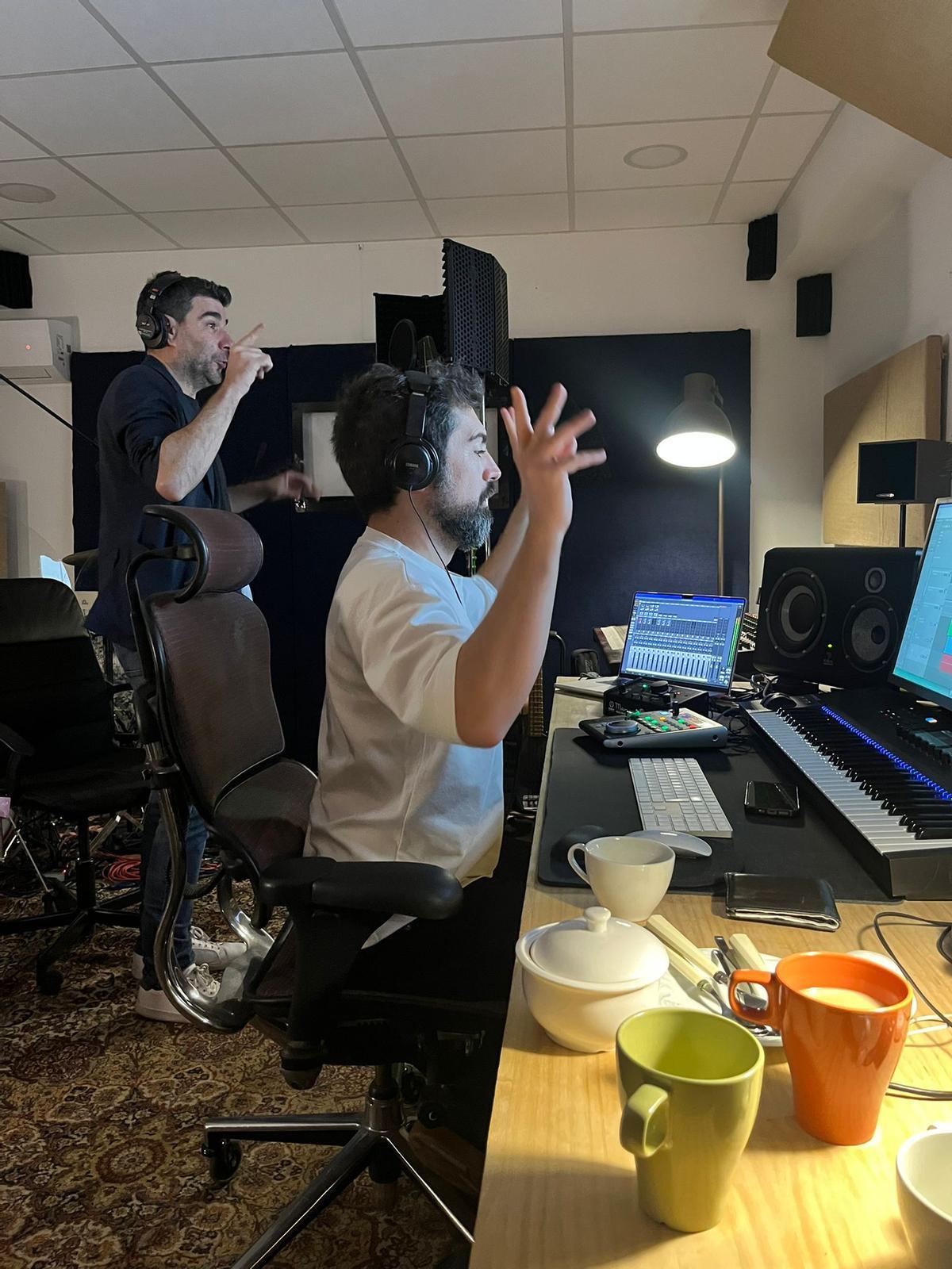 Isaac Galán y Tomás Virgós durante la grabación de 'Pulporotti', de la serie Pocoyo