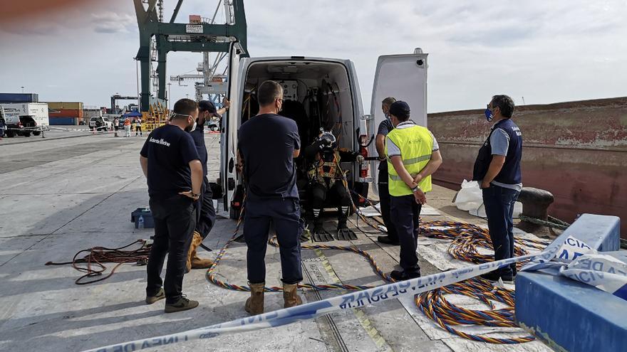 Buzos, robots submarinos y medios aéreos peinaron ayer la zona.