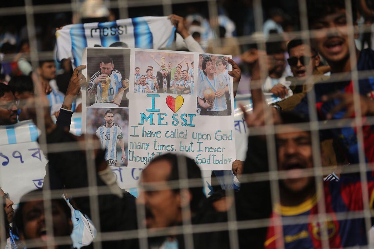 KOLKATA (India), 13/12/2025.- Fans gather to greet Lionel Messis arrival at Stadium in Kolkata, India, 13 December 2025. The city built a 70-foot-tall statue to mark his visit, as Messi is visiting India as part of his GOAT (Greatest Of All Time) Tour and is set to visit Kolkata, Hyderabad, Mumbai, and New Delhi. (Nueva Delhi) EFE/EPA/PIYAL ADHIKARY