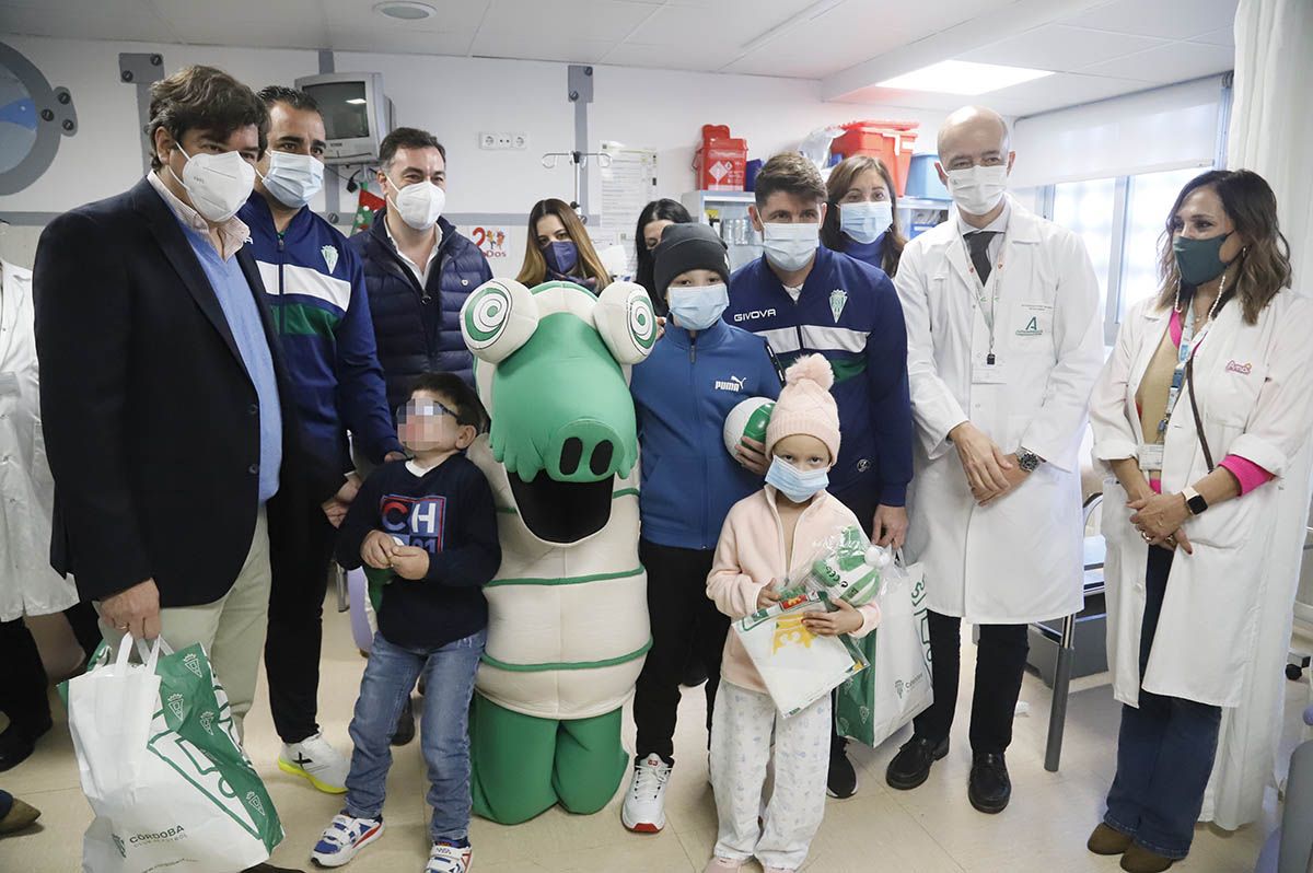 La visita del Córdoba CF al Hospital Reina Sofía en imágenes