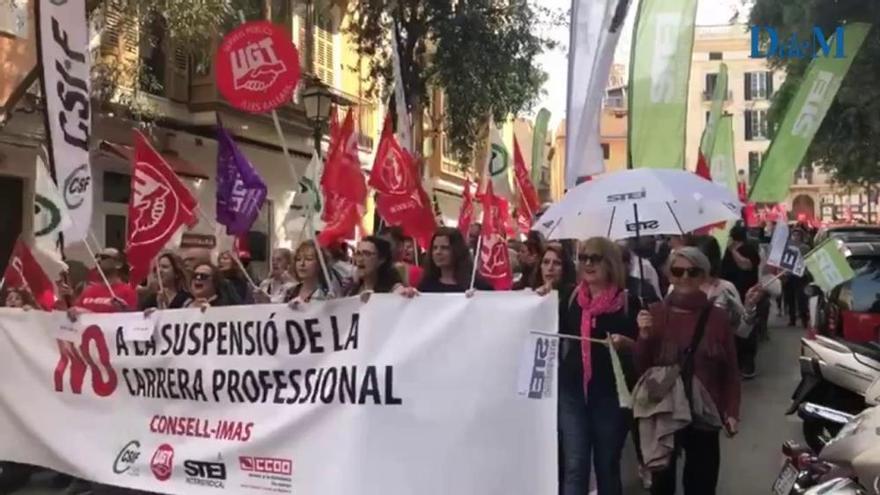 Cientos de funcionarios piden la dimisión de Salom por suprimir la carrera profesional