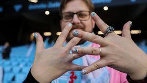 Un aficionado olívico, con las uñas pintadas en solidaridad con Borja Iglesias