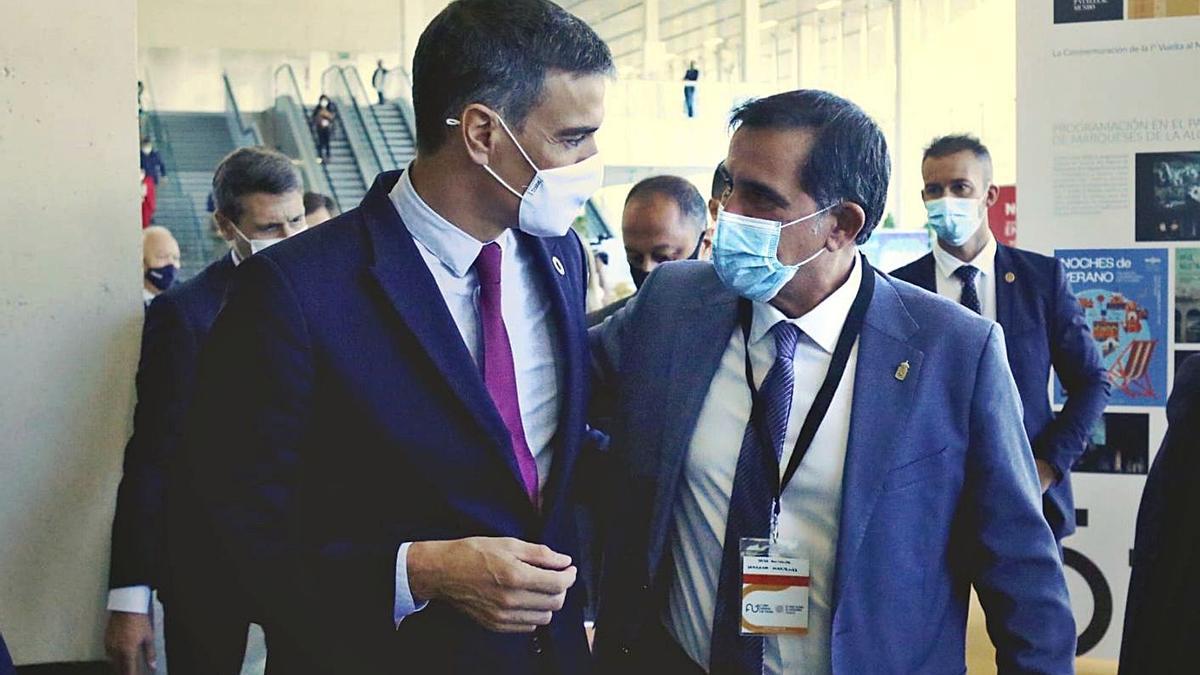 El alcalde de Murcia coincidió ayer en el Foro de Sevilla con el presidente Pedro Sánchez. | AYTO DE MURCIA