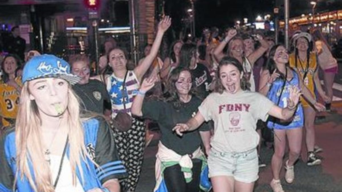 Grupo de chicas de marcha nocturna por Salou.