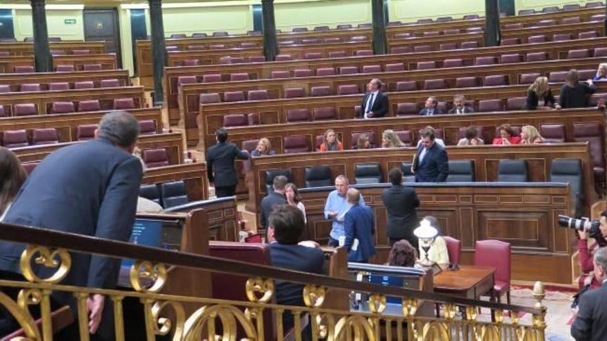 Un Congreso casi vacío y sin ningún líder nacional avala el blindaje inversor valenciano