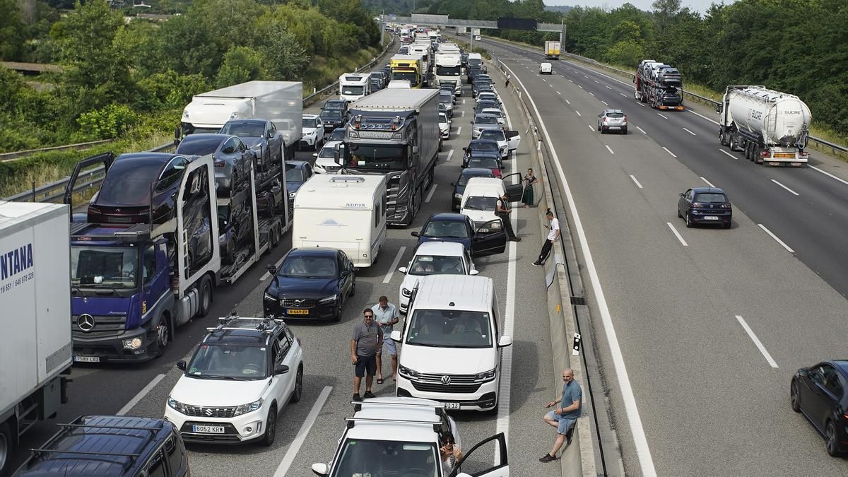 Cues per un accident de trànsit a l’autopista. | MARC MARTI FONT