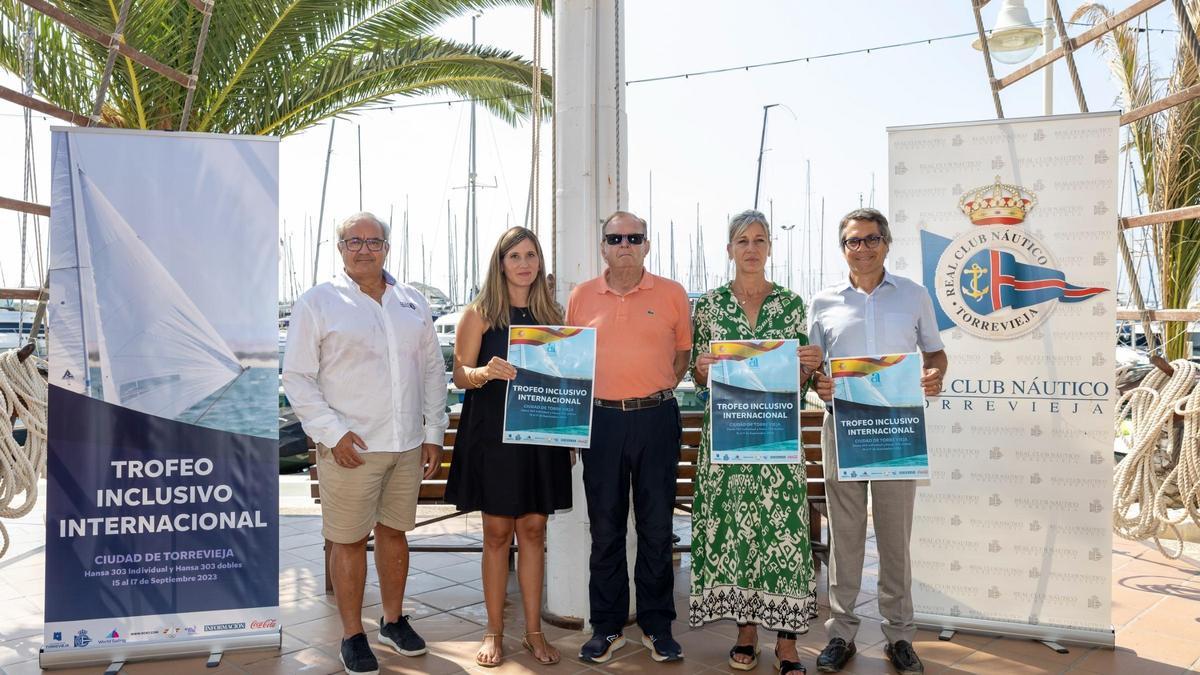 Foto de familia en la presentación del I Open Internacional - Trofeo Diputación de Alicante Inclusivo Sailing Hansa 303.