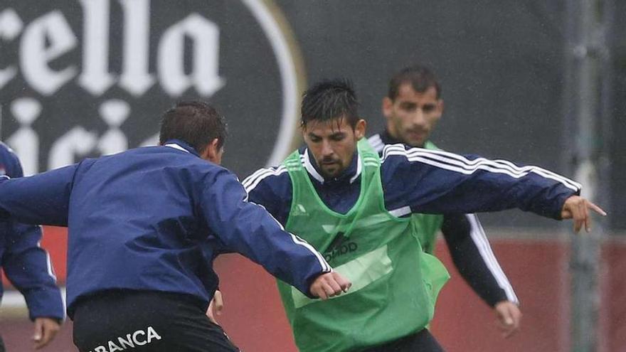 Nolito intenta superar a un compañero en el entrenamiento de ayer en A Madroa, con Jony a la espalda del gaditano.