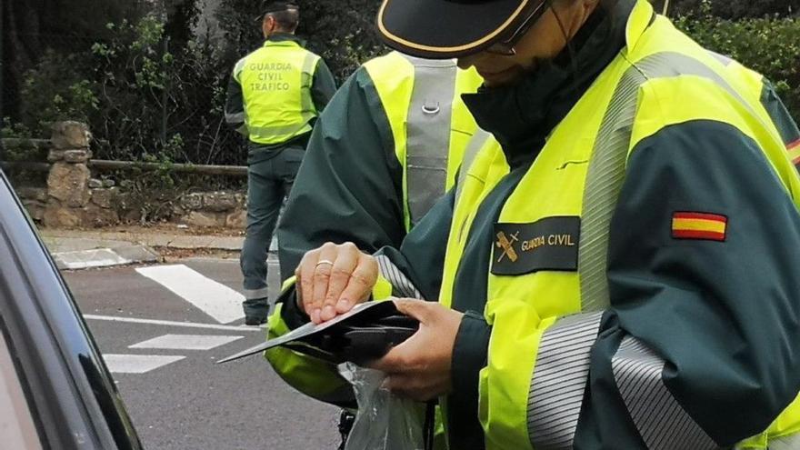 VÍDEO | Así &#039;caza&#039; la DGT a los conductores que usan el móvil al volante