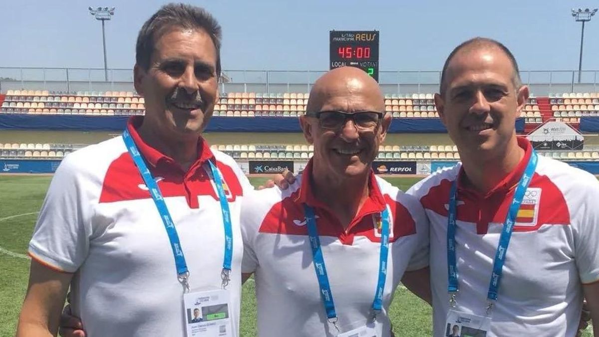 Gómez Perlado, junto al seleccionador nacional De la Fuente, durante un partido de la selección olímpica.