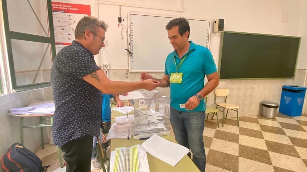 El diputado en el parlamento de Andalucía y Presidente de VOX en Málaga, Antonio Sevilla, ejerce su derecho al voto.