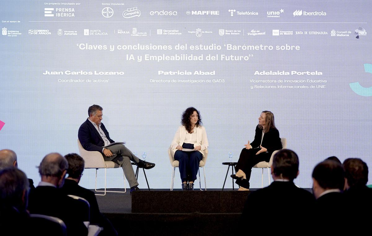 Juan Carlos Lozano, coordinador de ‘activos’; Patricia Abad, directora de Investigación de GAD3, y Adelaida Portela, vicerrectora de Innovación Educativa y Relaciones Internacionales de UNIE, en el diálogo ‘Claves y conclusiones del estudio ‘Barómetro sobre IA y Empleabilidad del Futuro’