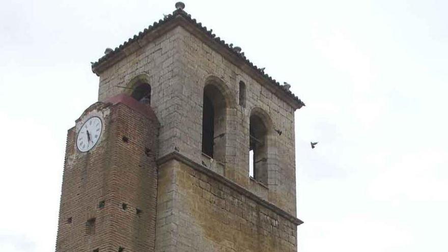 Un vecino pasea junto a la Torre de San Juan de Morales de Toro.