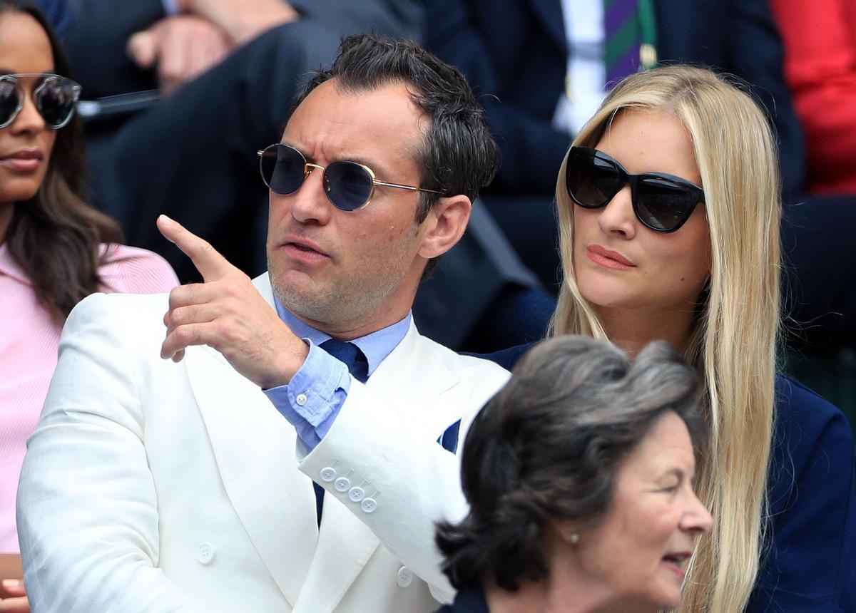 El actor Jude Law junto a Phillipa Coan en Wimbledon