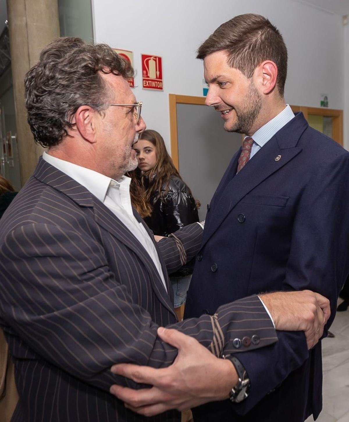 JOSÉ MANUEL PRIETO, alcalde president de l’Excel·lentíssim Ajuntament de Gandia saluda a DIMAS CUCART l’autor de la fotografia institucional del llibre Foc i Flama 2026