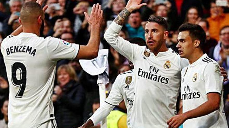 Sergio Ramos celebra un gol amb Benzema i Reguilón