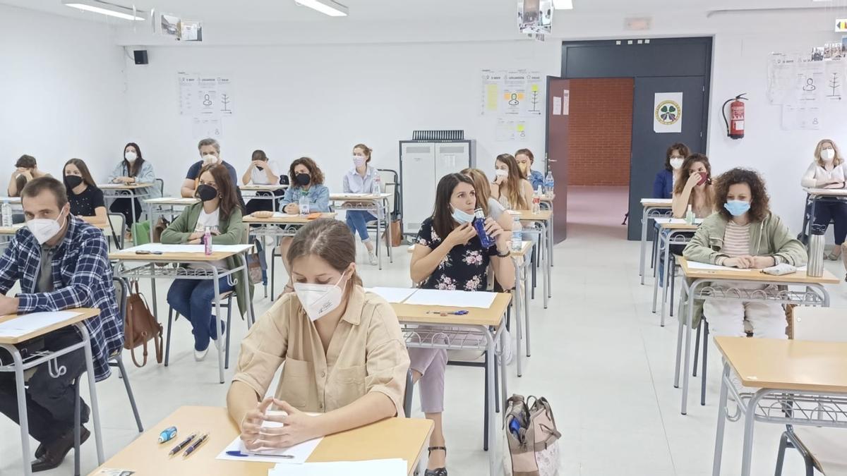 Opositores al cuerpo docente, esta mañana, en el Instituto Ciudad Jardín de Badajoz.