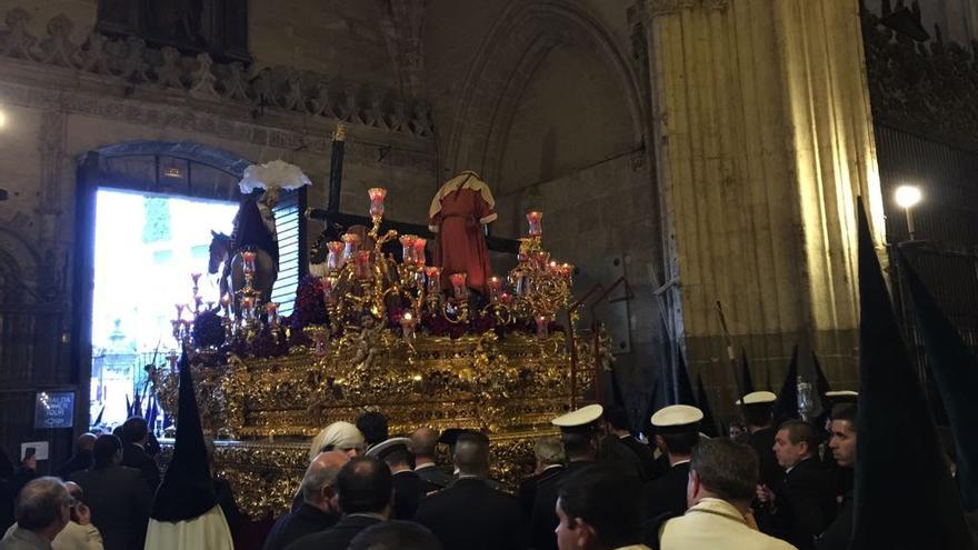El Señor de las Tres Caídas sale de la Catedral tras la decisión de seguir. / Manuel Gómez