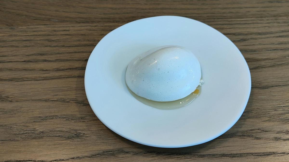 La espuma de leche merengada, helado de leche de oveja ripollesa y coliflor de Aürt.