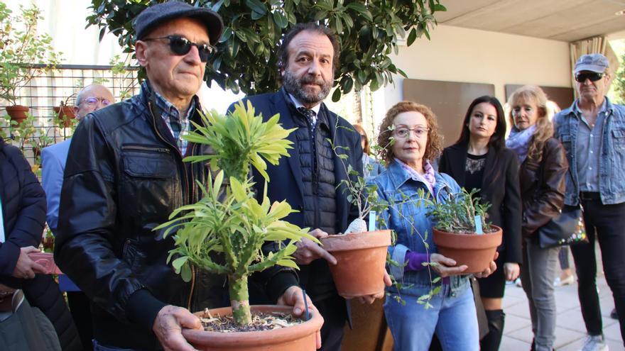 Familia de Ángel María Lara y Daniel García Ibarrola, junto a algunas de las plantas.