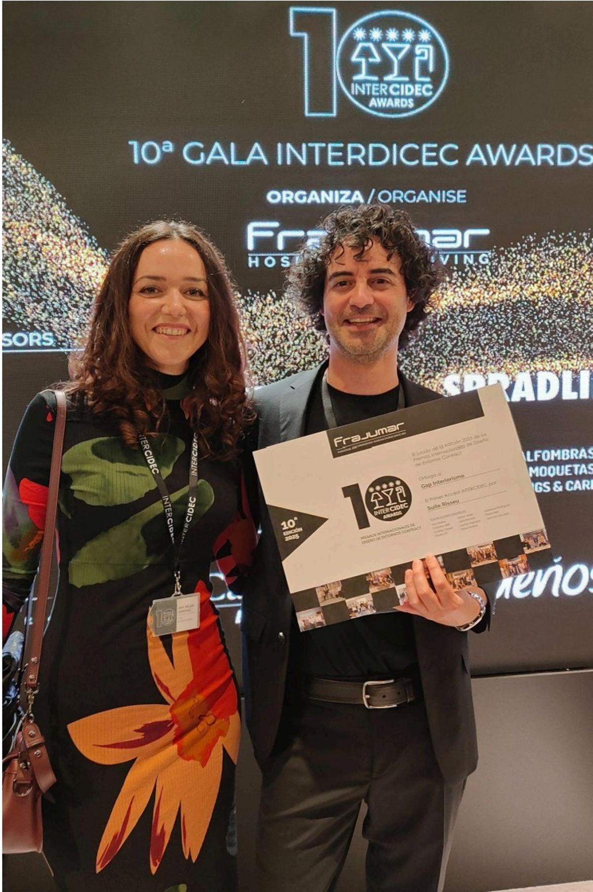 Las dos caras de gap interiorismo, recibiendo el premio.