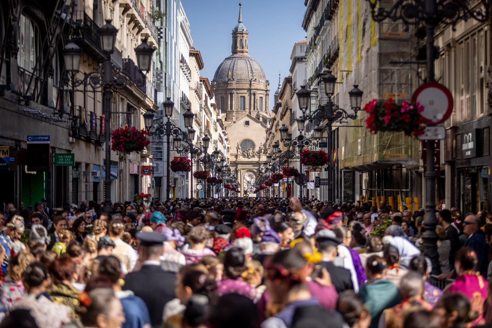 En imágenes | Zaragoza vive su día grande con la Ofrenda de Flores a la Virgen del Pilar