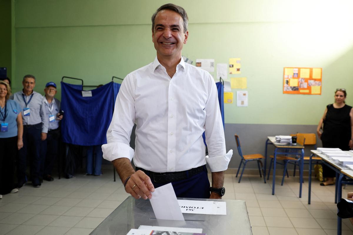 Kyriakos Mitsotakis vota en las elecciones de Grecia