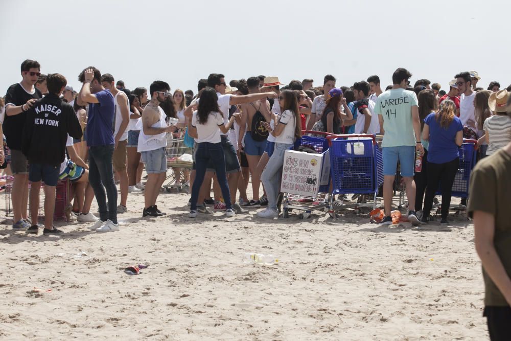 Macrobotellón de Santa Faz en la playa de San Juan