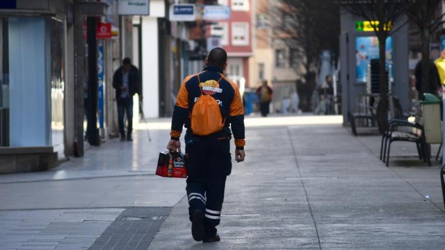 Calle Barcelona, con sus establecimientos cerrados.