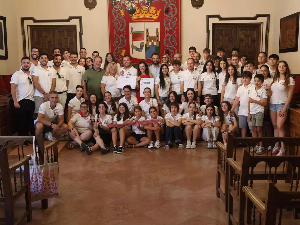 4 1.- El director de la Banda de Música de Zamora, Manuel Alejandro López, recibe el reconocimiento en el Ayuntamiento. 2.- El presidente de la Diputación entrega una placa al director de la banda. 3.- Acto de entrega en la institución provincial. 4.- Foto de familia en el Ayuntamiento de la capital