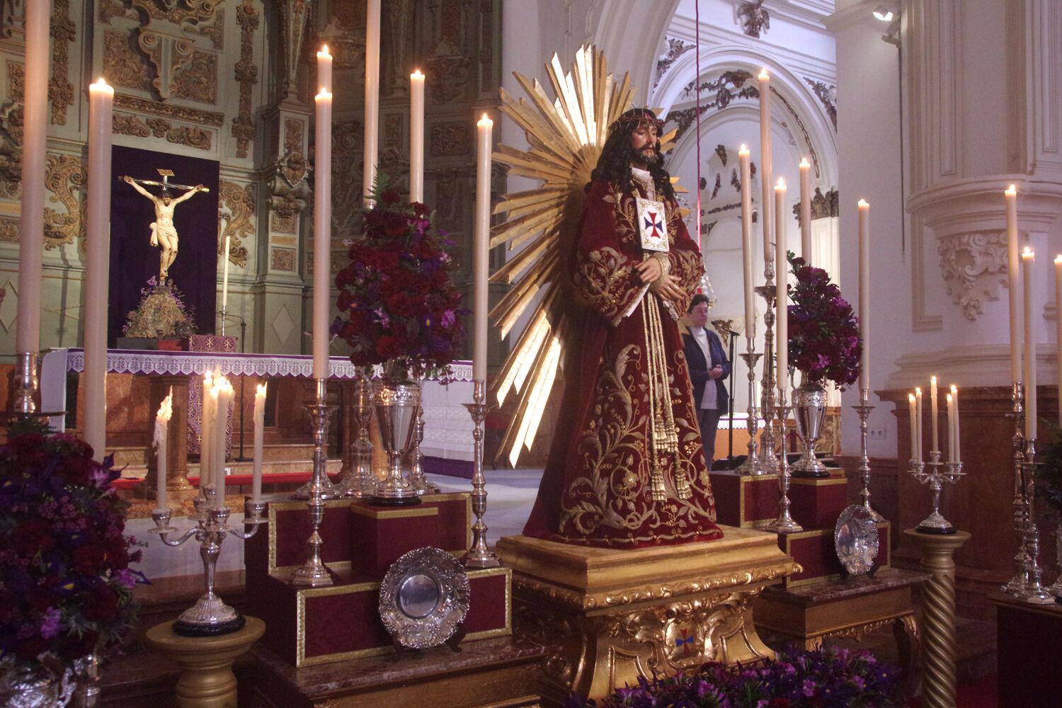Colas para venerar al Cristo de Medinaceli en la iglesia de Santiago