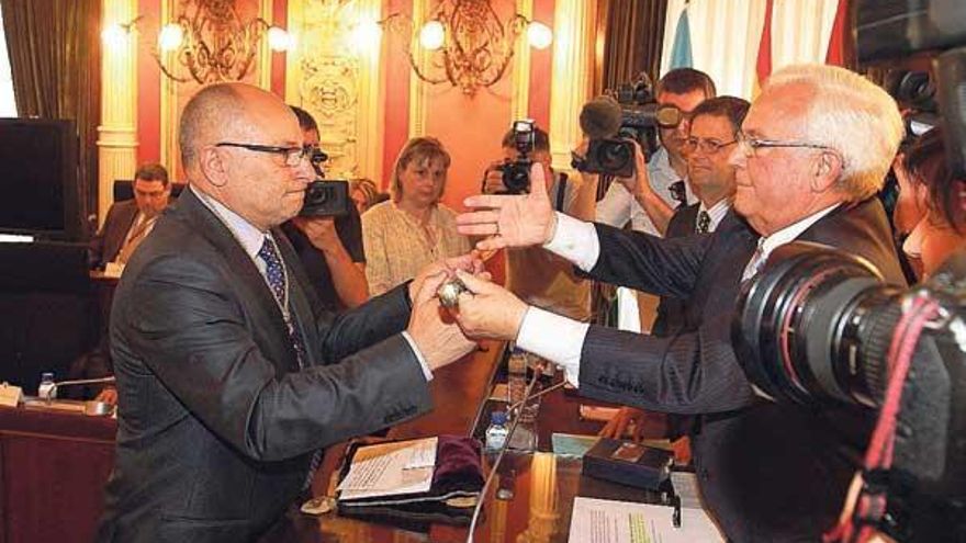 Francisco Rodríguez recibe de manos del popular José Luis Baltar el bastón de mando. // Iñaki Osorio