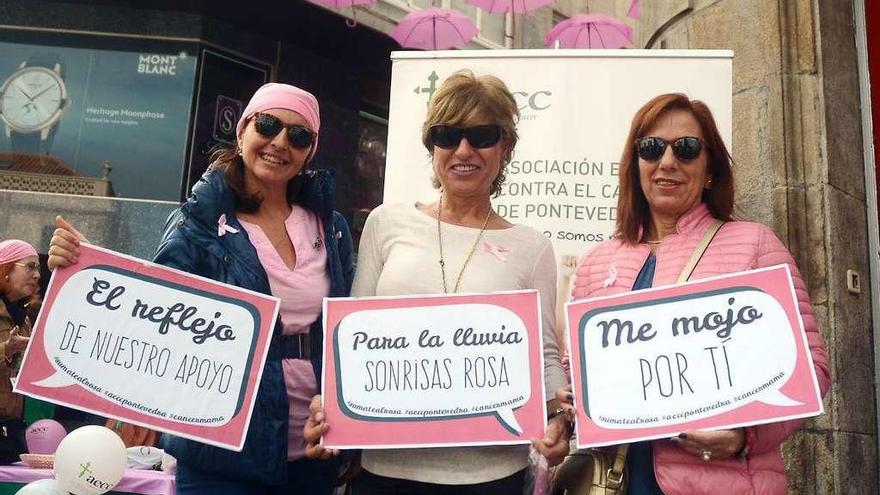 Participantes en un acto en el Día Mundial contra el Cáncer de Mama en Pontevedra. // Rafa Vázquez