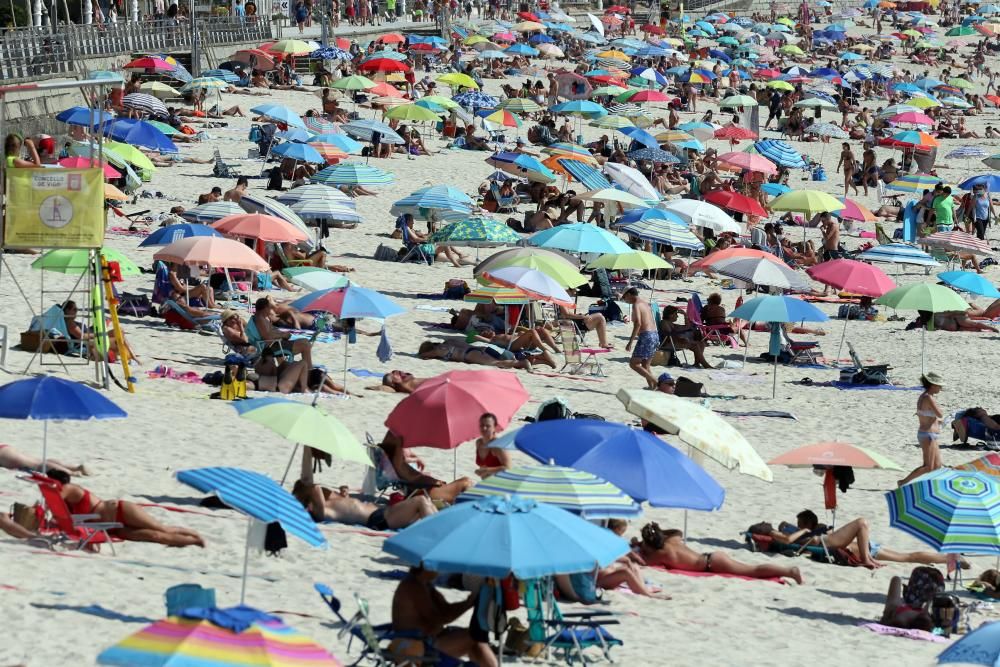 Vigo disfruta del sol del verano con un Samil a rebosar. // Marta G. Brea