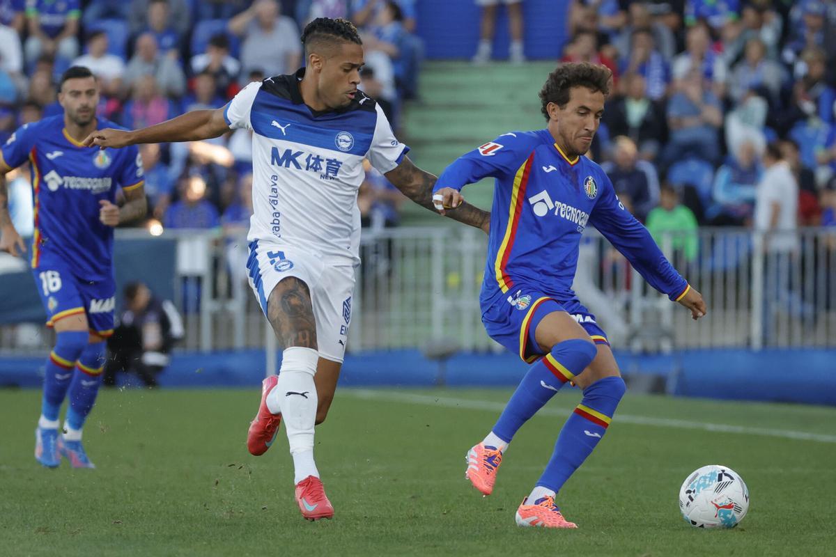 GETAFE (MADRID), 24/09/2025.- El centrocampista del Getafe Luis Milla (d) controla la pelota ante la oposición de Mariano Díaz (i), del Alavés, durante el partido de la jornada 6 de la Liga disputado en el estadio Coliseum de Getafe. EFE/Zipi Aragón. getafe . alaves. liga españa 2025/2026 getafe . alaves. 06. accion. coliseum