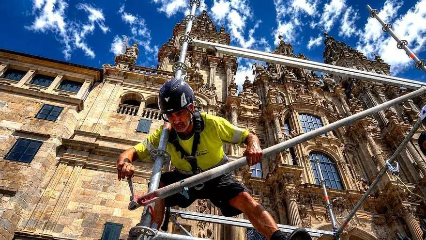 Así se prepara en el Obradoiro el videomapping que transformará la fachada de Raxoi con fuego, flores o bloques de Lego