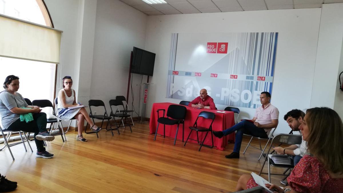 Reunión en la sede socialista con el colectivo de auxiliares de enfermería.