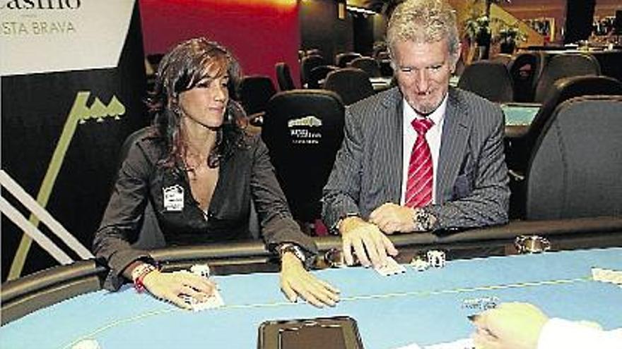 La jugadora de pòquer és de les millors del món i amb el president del Casino van presentar l&#039;acord ahir.