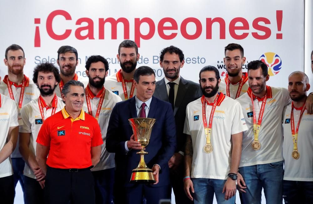 Los Reyes y Sánchez reciben a los campeones.