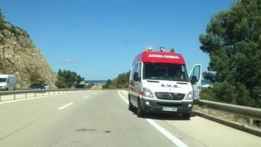 Una paciente cae de una ambulancia en marcha en la autopista en Ondara