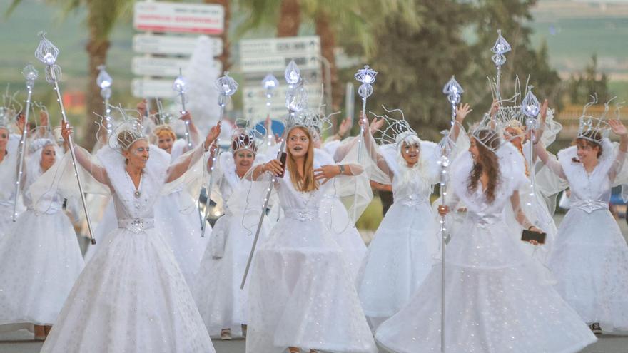 Desfile de disfraces y carrozas en San Miguel de Salinas