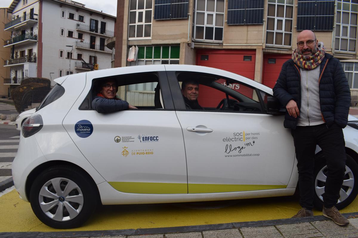 A dins del cotxe: Josep Maria Altarriba, alcalde de Puig-reig, i el president de l'Associació  pel Desenvolupament Rural de la Catalunya Central, Jesús Calderer. A fora: Arnau Vilardell, coordinador de Som Mobilitat