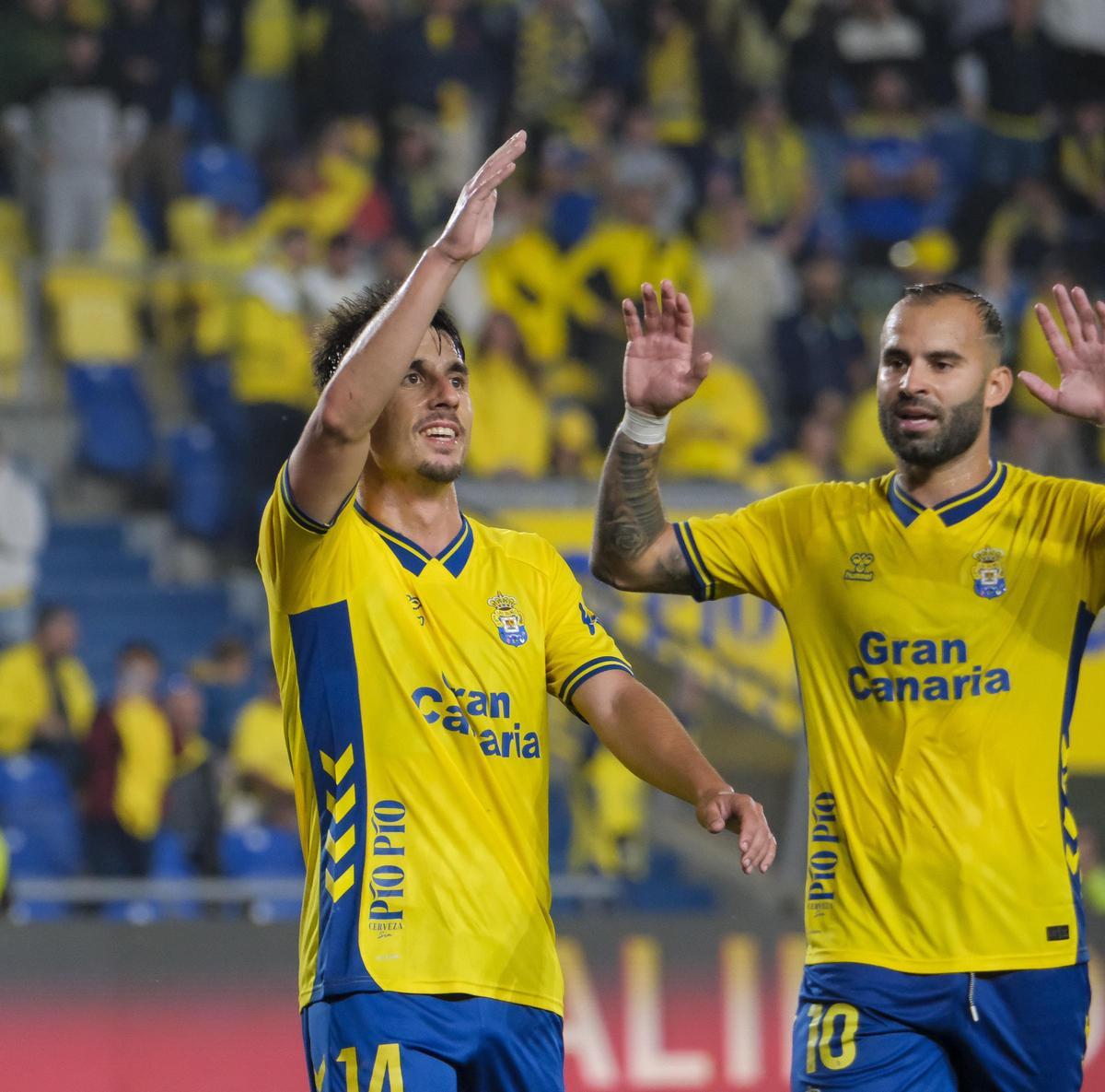 Manu Fuster celebra su octavo gol ante el Leganés con el apoyo de Jesé