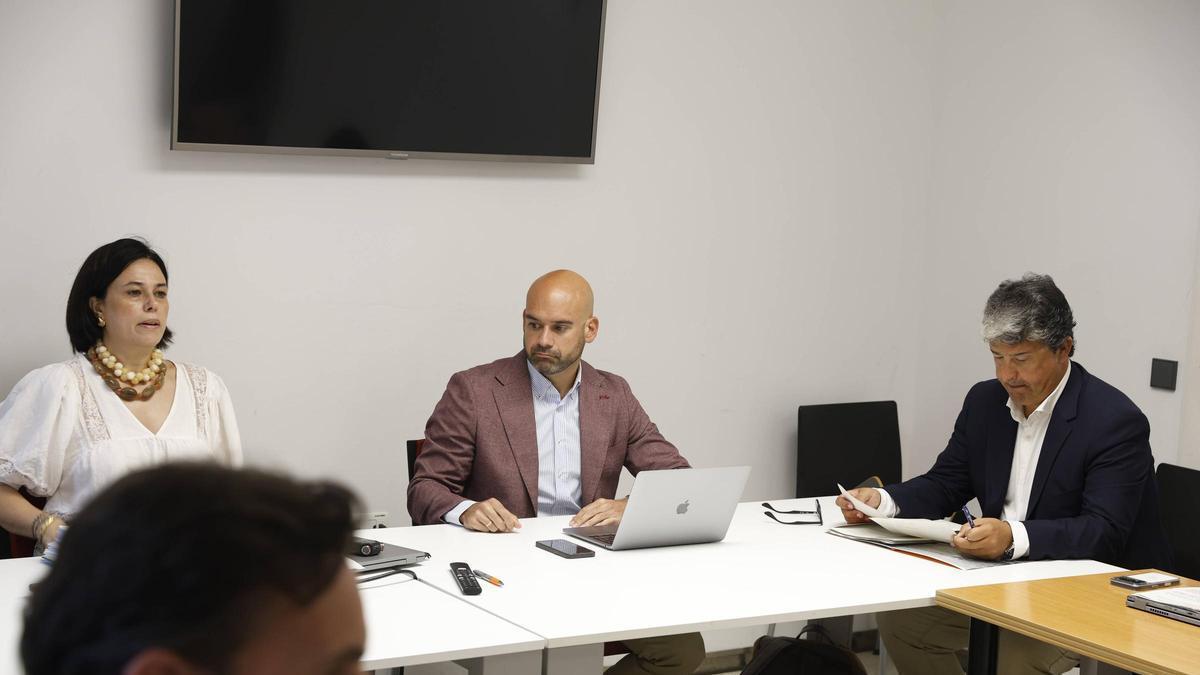 La secretaria Inmaculada Fernández, Jesús Martínez Salvador y Fernando Losada, esta mañana, en uno de los consejos de administración de Divertia.