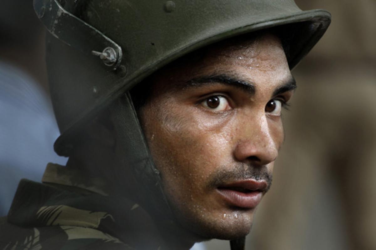 Detall d’un agent de policia indi a la cort suprema de Nova Delhi on un maletí bomba a explosionat aquest matí (Índia).